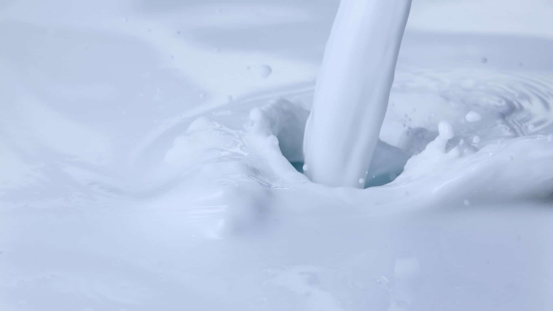 milk pouring